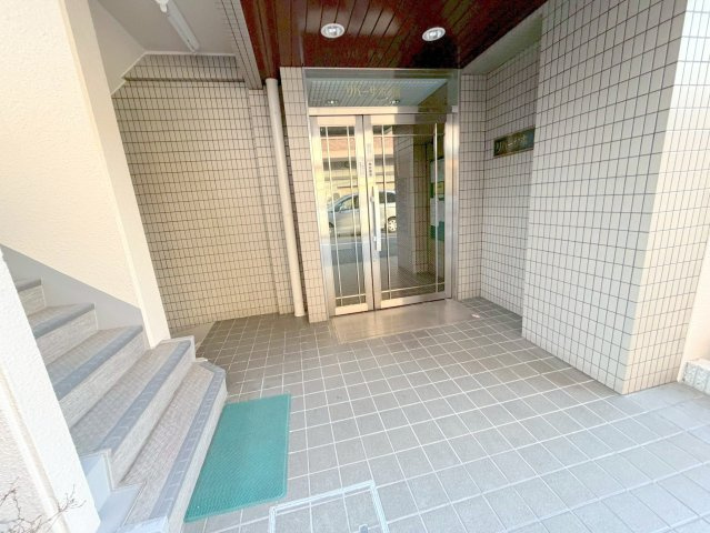 リバーサホ萬のエントランス