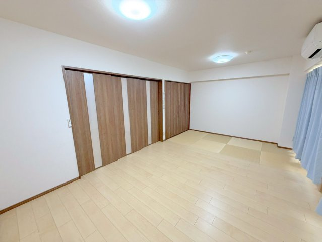 リバーサホ萬の洋室