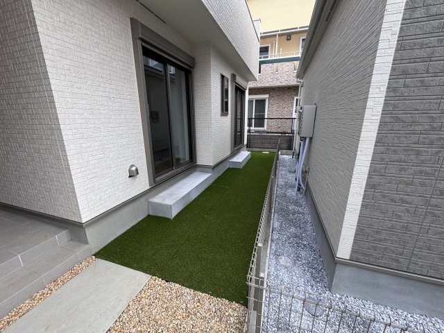 松戸市六高台３丁目新築戸建【六実第三小学校：2分】の庭|リビング前・南側隣地境界スペース