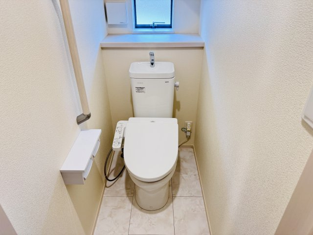 松戸市六高台３丁目新築戸建【六実第三小学校：2分】のトイレ|温水洗浄暖房便座つきトイレ