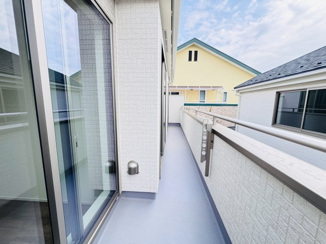 松戸市六高台３丁目新築戸建【六実第三小学校：2分】のバルコニー|南向きワイドバルコニー・日当たり良好♪