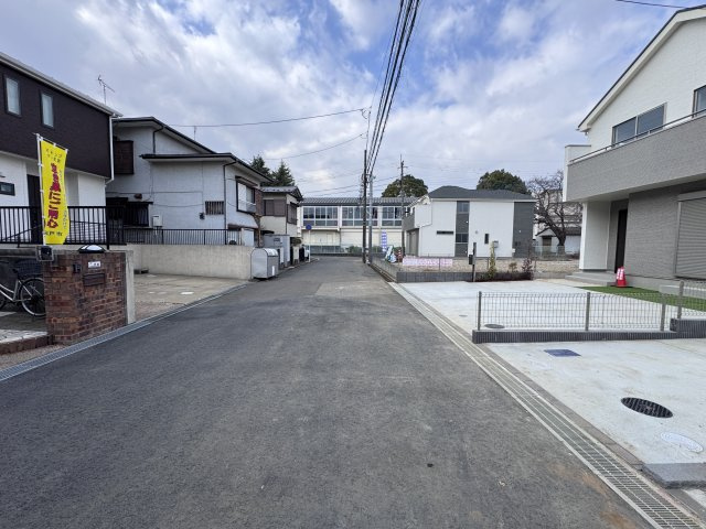 松戸市六高台３丁目新築戸建【六実第三小学校：2分】の前面道路含む現地写真|南側前面道路・幅員約6ｍ