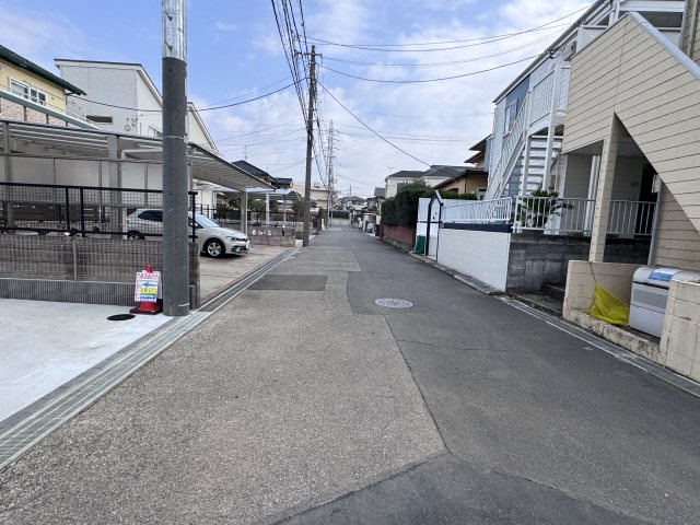 松戸市六高台３丁目新築戸建【六実第三小学校：2分】の前面道路含む現地写真|南側前面道路・幅員約6ｍ