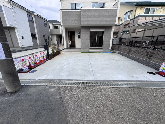 松戸市六高台３丁目新築戸建【六実第三小学校：2分】の駐車場|E号棟駐車スペース・並列2台駐車可