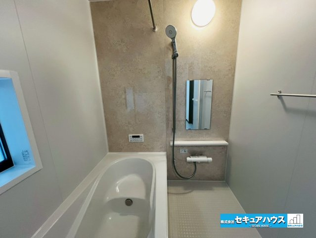 【同施工物件ご案内可能】刈谷市築地町二丁目　全5棟の内観：施工例|【洗面台イメージ】
◆鏡の裏にはたっぷりと収納スペースを標準装備！
◆電源を付属しているのでドライヤーなど利用できます。