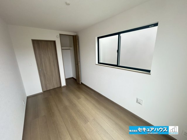 【同施工物件ご案内可能】刈谷市築地町二丁目　全5棟の内観：施工例|【洋室イメージ】
◆家族一人ひとりの大切なプライベート空間。趣味に合わせて使って頂けるようシンプルに仕上げてあります。暮らし心地を大きく左右する収納を、適材適所に配置し使い勝手を考慮しました。　