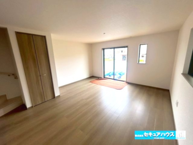 【同施工物件ご案内可能】刈谷市築地町二丁目　全5棟の内観：施工例|【玄関イメージ】
◆お家に出会う人々を迎える玄関だからこそ、広々清潔感あふれる空間にしたいものです。採光・通風にも配慮された設計で毎日明るい空間をキープします♪
◆ダブルロックキーで防犯面も安心です。