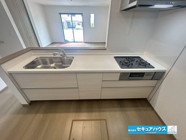 【同施工物件ご案内可能】刈谷市築地町二丁目　全5棟の内観：施工例|【LDKイメージ】
◆通学から帰宅し、リビングルームで会話を楽しむ子ども達。リビングから臨む景色は太陽色に染まり、解放感溢れゆったりとしたひと時を過ごすことが出来る素敵な空間です。
