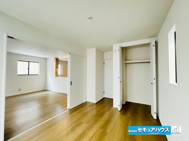 【本日ご案内可能】刈谷市築地町二丁目　全5棟の洋室|【１階洋室6.5帖】
◆１階洋室は階段の上り下りが不要なため将来にも役立ちます。
◆扉を開ければリビングと一体化して利用でき、来客時には扉を閉めて客間として利用することができる汎用性の高いお部屋です。