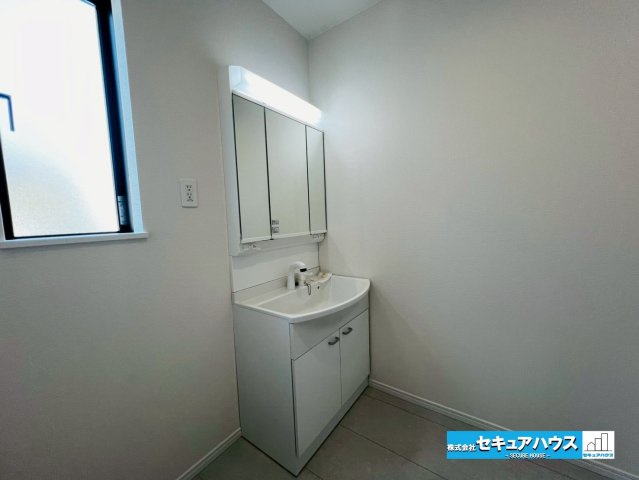 【本日ご案内可能】刈谷市築地町二丁目　全5棟の独立洗面台|【洗面台】
◆鏡の裏にはたっぷりと収納スペースを標準装備！
◆電源を付属しているのでドライヤーなど利用できます。
◆洗面台下にも収納スペースがあるため、洗剤やシャンプーのストックを入れられます。　　　