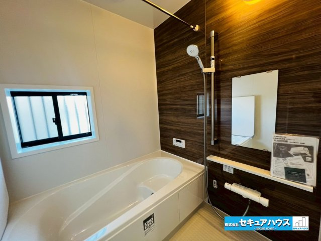 【本日ご案内可能】刈谷市築地町二丁目　全5棟の浴室|【浴室】
◆アクセントパネルで落ち着きのある雰囲気を演出します。毎日の疲れを癒やすバスタイムをお楽しみ下さい！
◆窓はカビの繁殖を抑える効果があります。
◆追い炊き機能付きのオートバスです。　　　　　
