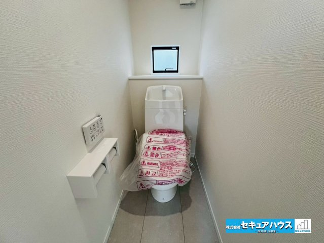 【本日ご案内可能】刈谷市築地町二丁目　全5棟のトイレ|【高機能トイレ】
◆高機能トイレの多くは便器のフタの開閉が自動であり、使用後に手動で水を流す面倒もなく非常に便利です。スタイリッシュな見た目で、お掃除しやすく、節水効果が高いです。　　　　　　　　　　
