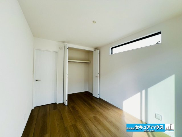 【本日ご案内可能】刈谷市築地町二丁目　全5棟の洋室|【洋室6帖】
◆家族一人ひとりの大切なプライベート空間。趣味に合わせて使って頂けるようシンプルに仕上げてあります。暮らし心地を大きく左右する収納を、適材適所に配置し使い勝手を考慮しました。　　　　　　
