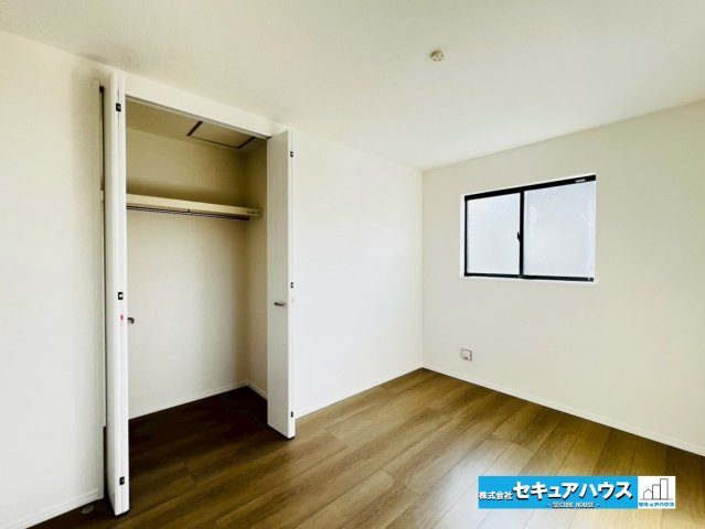 【本日ご案内可能】刈谷市築地町二丁目　全5棟の洋室|【洋室6帖】
◆お子様のお部屋や主寝室、来客時の宿泊室、趣味のお部屋としてもご利用いただけます♪
◆全居室収納付きのため各居室ごとにお洋服や荷物を収納できます。　　　　　　　　　　　　　　　　　　　　