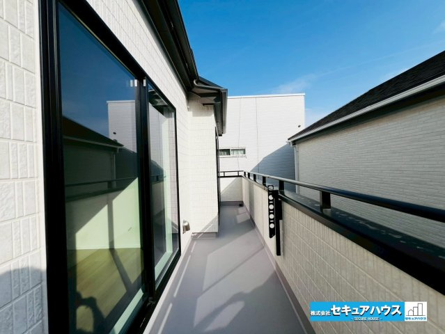 【本日ご案内可能】刈谷市築地町二丁目　全5棟のバルコニー|【バルコニー】
◆見晴らしもよく、太陽の温かな温もりをめいっぱい受け止めてくれます。　　　　
太陽の光と爽やかな風を受けたお洗濯物はあっという間に乾き、取りこむ時には太陽の匂いを感じられそうですね。　