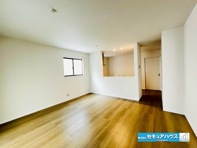 【本日ご案内可能】刈谷市築地町二丁目　全5棟の居間・リビング|【LDK15帖別角度】
◆対面式キッチンのため料理しながらリビングの様子を見ることができます。
◆2面採光のリビングは太陽の光が入るため明るく、通風にも優れた設計です♪　　　　　　　　　　　　　　　　