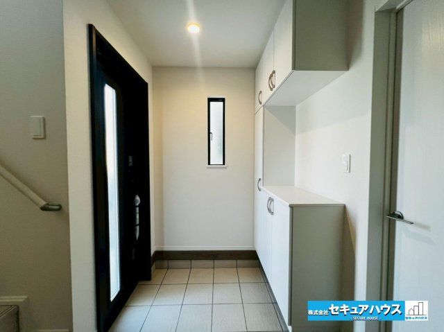 【本日ご案内可能】刈谷市築地町二丁目　全5棟の玄関|【玄関】
◆採光・通風にも配慮された設計で毎日明るい空間をキープします♪
◆収納力の高いシューズボックス付きのため、玄関周りがすっきりと片付きます。
◆ダブルロックキーで防犯面も安心です。　　　　　　