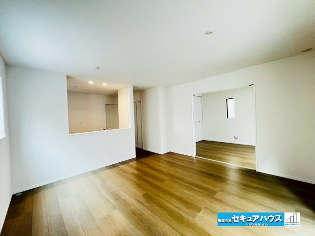 【本日ご案内可能】刈谷市築地町二丁目　全5棟の居間・リビング|【LDK15帖】
◆通学から帰宅し、リビングルームで会話を楽しむ子ども達。リビングから臨む景色は太陽色に染まり、解放感溢れゆったりとしたひと時を過ごすことが出来る素敵な空間です。　　　　　　　　　　　