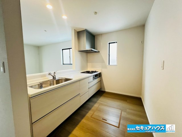 【本日ご案内可能】刈谷市築地町二丁目　全5棟のキッチン|【キッチン】
◆対面式キッチンのためリビングの様子を見ながら料理することができます。
◆広々としたキッチンのため家族で並んで料理することが可能◎
◆床下収納には飲み物やお米のストックを入れられます。　