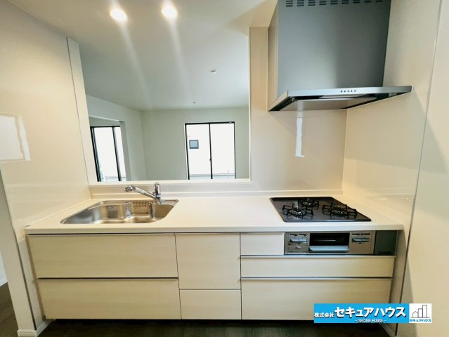 【本日ご案内可能】刈谷市築地町二丁目　全5棟のキッチン|【キッチン】
◆同時にたくさんの料理が調理できる3口コンロ。「焼く・蒸す・煮る」の工程を同時進行で進めることができるので、料理を素早く作ることができます。育児でバタバタ忙しいママに嬉しい♪　　　　　　