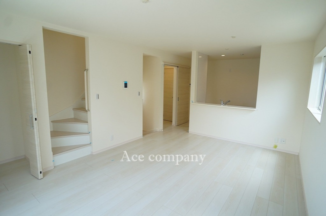 【居間・リビング】 | 東住吉区今川4丁目　【1号棟/全2棟】 | 【LDK：16帖】上下移動にはリビングを通る設計です♪