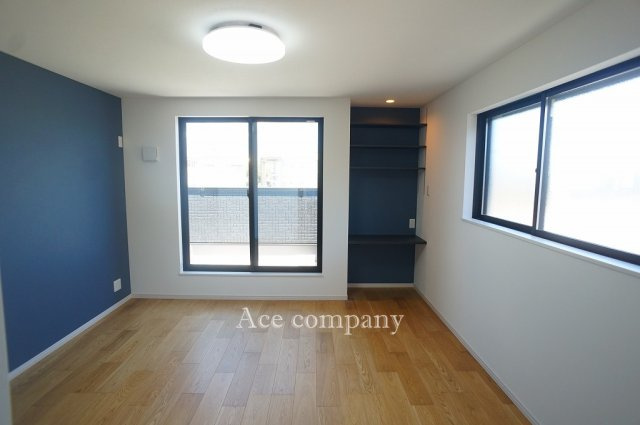 【寝室】 | 東大阪市中小阪1丁目　【1号地/全2区画】 | 【3階：ゆったり洋室9.29帖♪】バルコニーに面したお部屋☆カウンター付きです♪