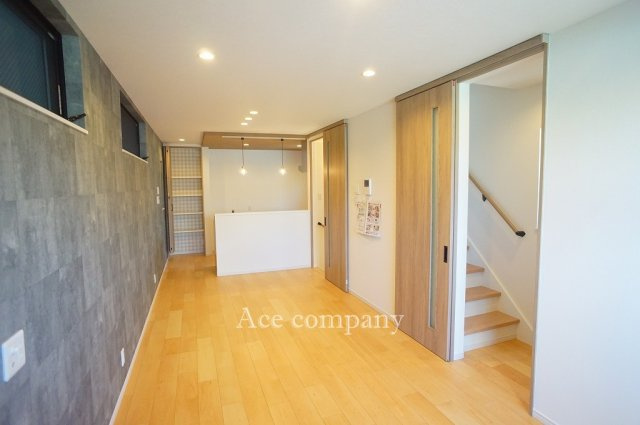 【居間・リビング】 | 東大阪市中小阪1丁目　【2号地/全2区画】 | 【LDK：約15.25帖】上下移動にはリビンぐを通る設計です♪