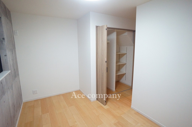 【子供部屋】 | 東大阪市中小阪1丁目　【2号地/全2区画】 | 【1階：洋室5.77帖】収納完備です♪