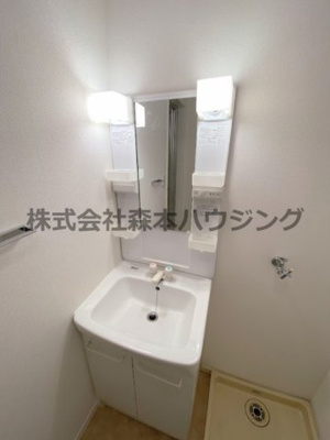 【独立洗面台】 | 　シャトレヴェールA棟 | 独立洗面台、小物を置くことができて便利です