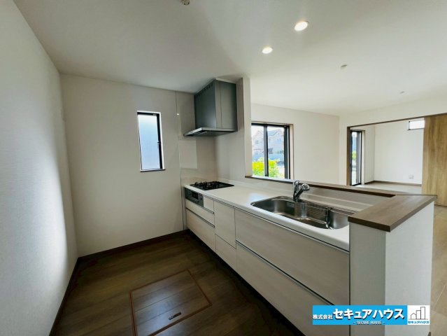 【本日ご案内可能】刈谷市築地町二丁目　全5棟のキッチン|【キッチン】◆対面式キッチンのためリビングの様子を見ながら料理することができます。
◆キッチンの窓には熱気を逃がし、匂いが広がるのを防ぐ役割があります。自然光を取り入れて料理することができるのも魅力♪