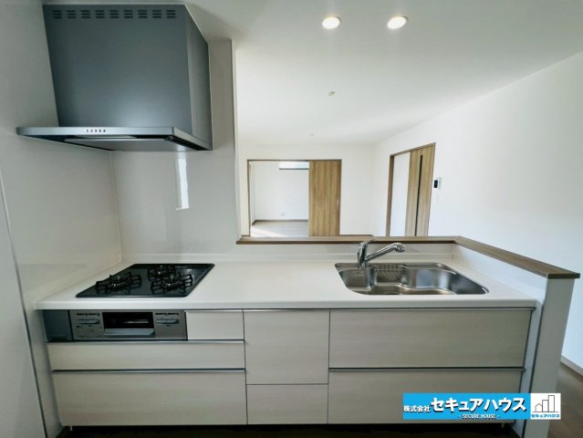 【本日ご案内可能】刈谷市築地町二丁目　全5棟のキッチン|【キッチン】
◆同時にたくさんの料理が調理できる3口コンロ。「焼く・蒸す・煮る」の工程を同時進行で進めることができるので、料理を素早く作ることができます。育児でバタバタ忙しいママに嬉しい♪　　　　　　
