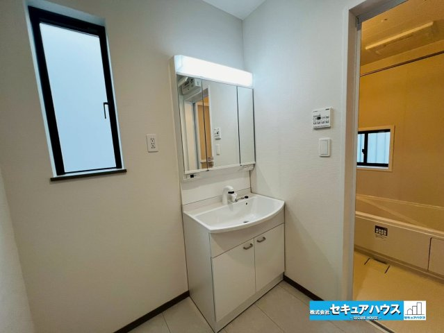 【本日ご案内可能】刈谷市築地町二丁目　全5棟の独立洗面台|【洗面台】
◆鏡の裏にはたっぷりと収納スペースを標準装備！
◆電源を付属しているのでドライヤーなど利用できます。
◆洗面台下にも収納スペースがあるため、洗剤やシャンプーのストックを入れられます。　　　
