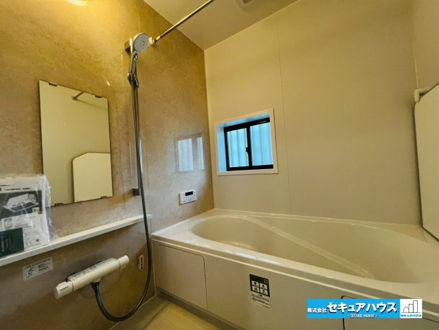 【本日ご案内可能】刈谷市築地町二丁目　全5棟の浴室|【浴室】
◆アクセントパネルで落ち着きのある雰囲気を演出します。毎日の疲れを癒やすバスタイムをお楽しみ下さい！
◆窓付きで、カビの繁殖を抑える効果があります。
◆追い炊き機能付きのオートバスです。　　