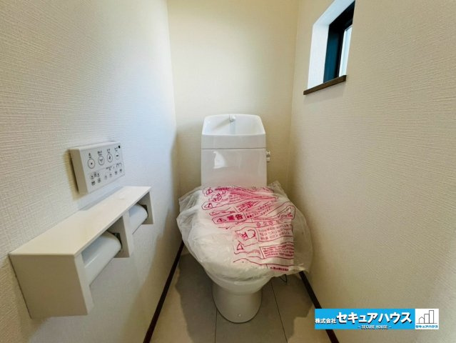 【本日ご案内可能】刈谷市築地町二丁目　全5棟のトイレ|【高機能トイレ】
◆高機能トイレの多くは便器のフタの開閉が自動であり、使用後に手動で水を流す面倒もなく非常に便利です。スタイリッシュな見た目で、お掃除しやすく、節水効果が高いです。　　　　　　　　　　