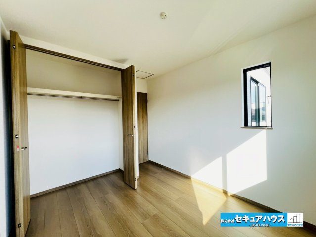 【本日ご案内可能】刈谷市築地町二丁目　全5棟の洋室|【洋室5.25帖】
◆家族一人ひとりの大切なプライベート空間。趣味に合わせて使って頂けるようシンプルに仕上げてあります。暮らし心地を大きく左右する収納を、適材適所に配置し使い勝手を考慮しました。　　　