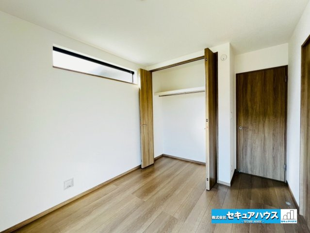 【本日ご案内可能】刈谷市築地町二丁目　全5棟の洋室|【洋室5.25帖】
◆お子様のお部屋や主寝室、来客時の宿泊室、趣味のお部屋としてもご利用いただけます♪
◆全居室南向きで日当たり良好です♪収納も各居室ごとに設置されています◎　　　　　　　　　　　　　