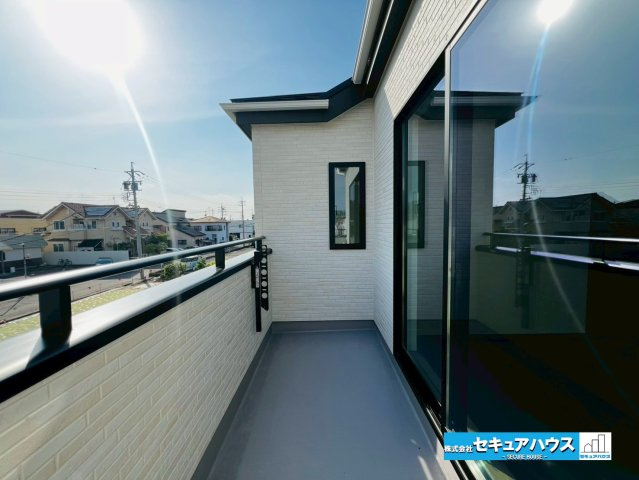 【本日ご案内可能】刈谷市築地町二丁目　全5棟のバルコニー|【バルコニー】
◆2ヶ所にバルコニー付きで日当たり・通風共に良好です♪
太陽の光と爽やかな風を受けたお洗濯物はあっという間に乾き、取りこむ時には太陽の匂いを感じられそうですね。　　　　　　　　　　　　