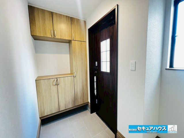 【本日ご案内可能】刈谷市築地町二丁目　全5棟の玄関|【玄関】
◆お家に出会う人々を迎える玄関だからこそ、広々清潔感あふれる空間にしたいものです。採光・通風にも配慮された設計で毎日明るい空間をキープします♪
◆ダブルロックキーで防犯面も安心です。　　　　