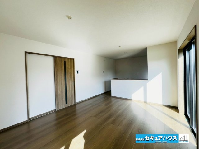 【本日ご案内可能】刈谷市築地町二丁目　全5棟の居間・リビング|【LDK15帖】
◆通学から帰宅し、リビングルームで会話を楽しむ子ども達。リビングから臨む景色は太陽色に染まり、解放感溢れゆったりとしたひと時を過ごすことが出来る素敵な空間です。　　　　　　　　　　　