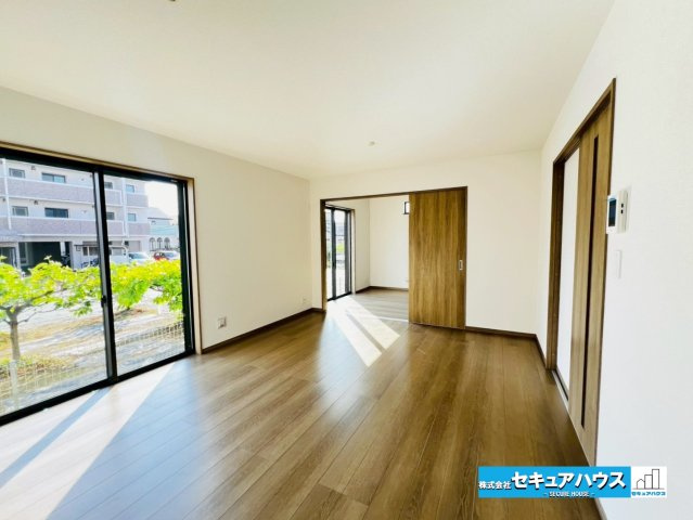 【本日ご案内可能】刈谷市築地町二丁目　全5棟の居間・リビング|【LDK15帖】
◆南向きの大きな窓から光が差し込み明るいリビングです。
　　　　　　　　　　　　　　　　　　　　　　　　　　　　