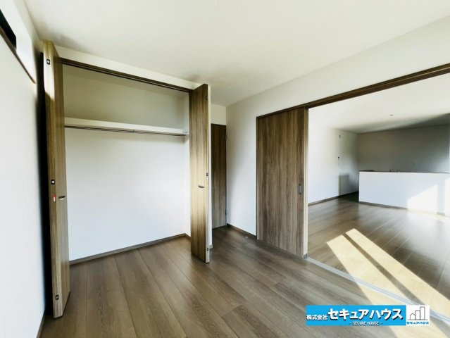 【本日ご案内可能】刈谷市築地町二丁目　全5棟の洋室|【1階洋室5.25帖】
◆扉を開ければリビングと一体化し開放感が増します。お子様の遊び場や客間など汎用性の高いお部屋です。
◆階段の上り下りが不要なお部屋のため将来にも役立ちます。　　　　　　　　　　