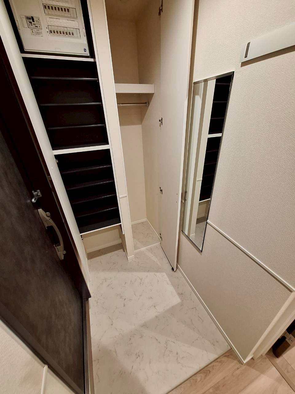 フルリ・シュシュの玄関