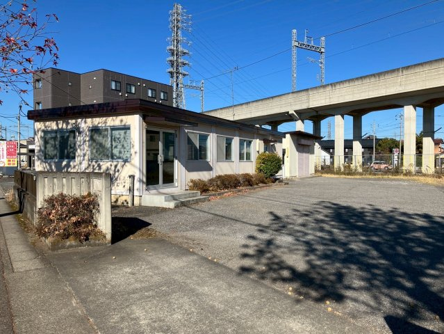新島町貸事務所の駐車場
