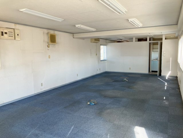 新島町貸事務所の内装