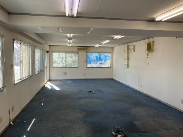 新島町貸事務所の内装