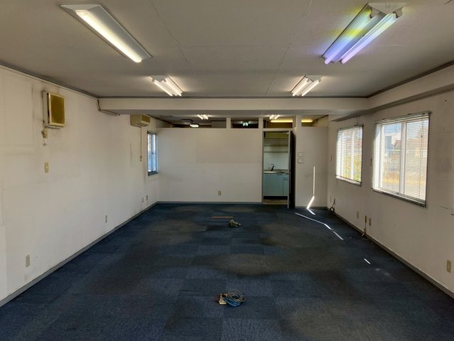 新島町貸事務所の駐車場