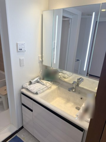 ブライトタウン住吉の独立洗面台|洗面化粧台/縦型ツインラインの照明付。ワイドな洗面化粧台です