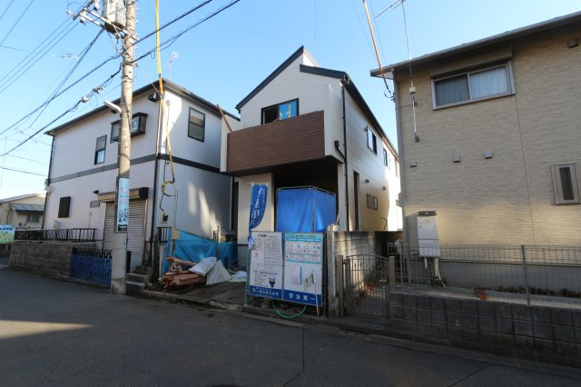 【Livele Garden.S】小平市学園東町の外観|屋根付きのビルトイン車庫で雨風から車の汚れをカバーします！ 車に乗らないご家庭においては自転車や物置などを屋根の下におけて便利にご活用ください！