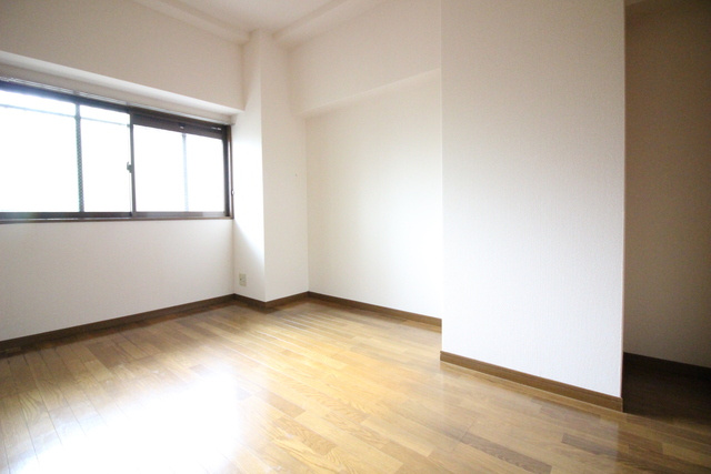 プレステージ百年公園の洋室|風通しも良い寝室です☆