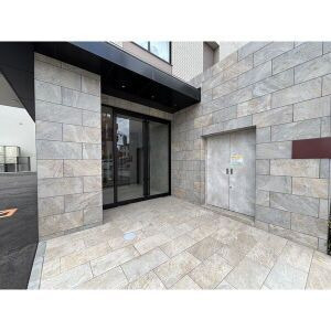 アルティザ春日原駅前クロスのエントランス